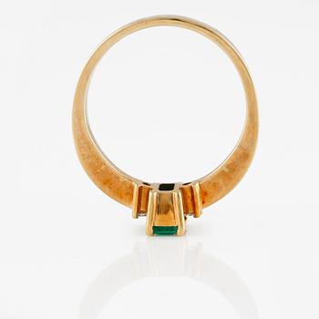RING, 18K guld med Colombiansk smaragd samt 2 briljantslipade diamanter totalt ca 0,06 ct. Vikt 3,5 gram.