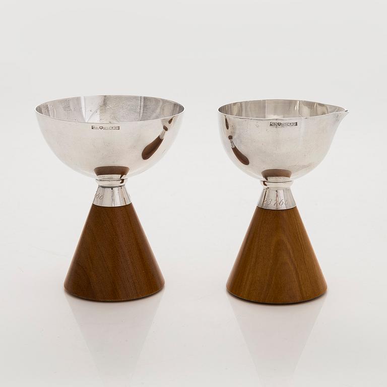 Anna-Greta Eker, Sokerikko ja kermakko, hopeaa ja mahonkia, Auran Kultaseppä oy, Turku 1965.