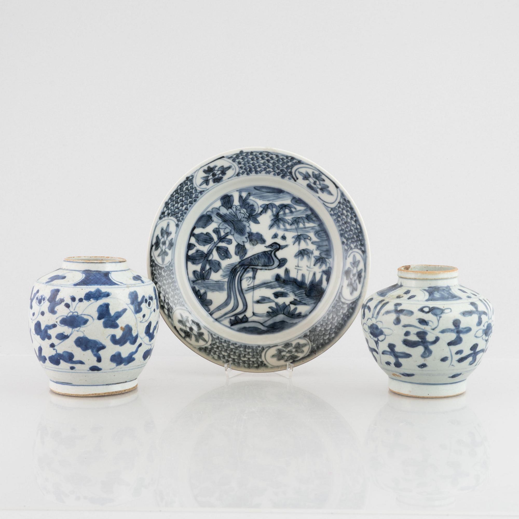 A blue and white Swatow dish  and two blue and white urna, China, Ming dynasty (1368-1644).