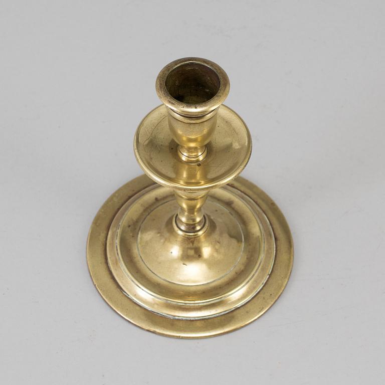 A 17TH CENTURY BRONZE CANDLESTICK.