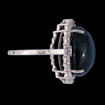 RING, cabochonslipad blå stjärnsafir med briljant-och smaragdslipade diamanter.