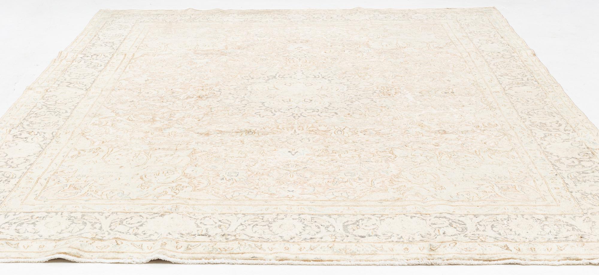 Matta, Kirman "Vintage" design, ca 376 x 291 cm.