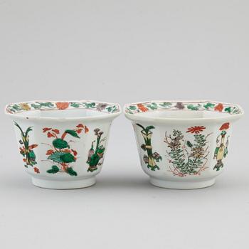 A pair of famille verte bowls, Qing dynasty.