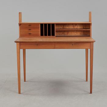 SKRIVBORD med UPPSATS, "Fryklund", Carl Malmsten. Modellen formgiven 1948.