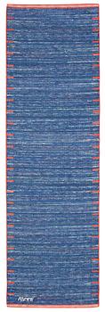 972. RUNNER. "T.matta, blå". Rag rug, flat weave (Trasmatta, rölakan). 242 x 73,5 cm. Signed AB MMF.