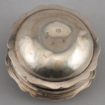 KYRKDOSA, silver, Johan Gustaf Enberg, Vänersborg, 1863, vikt 30 g.