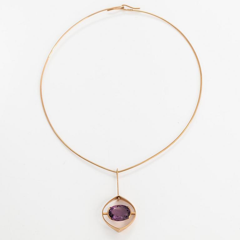 Elis Kauppi, A 14K gold necklace with an amethyst. kupittaan kulta, Turku 1962.