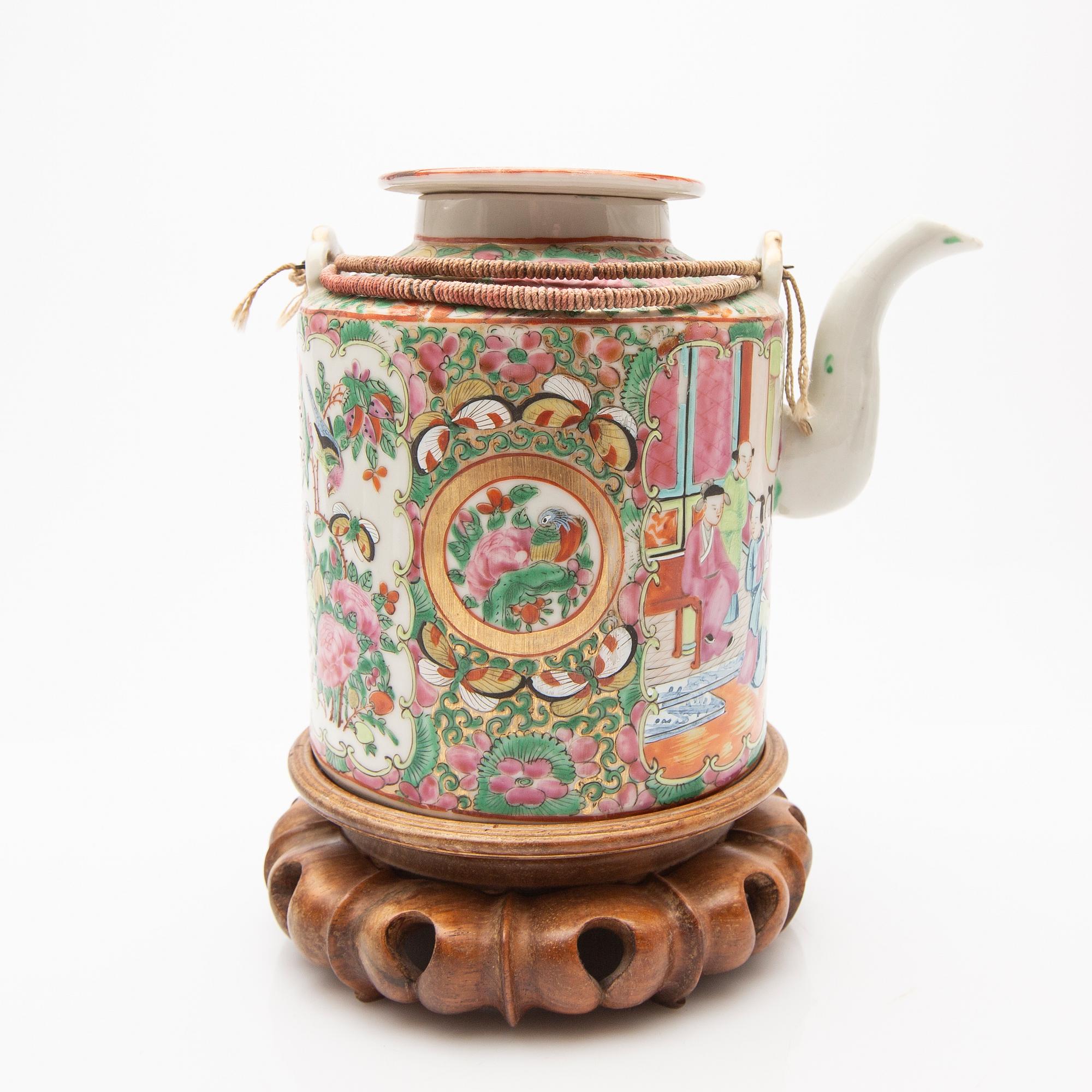 A porcelain set, 8 pieces, Canton, 19th century, China.