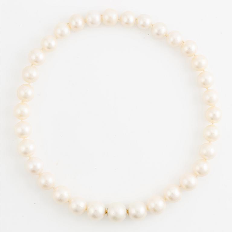 Collier, med odlade sötvattenspärlor.