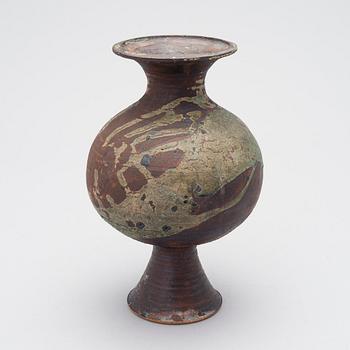 KYLLIKKI SALMENHAARA, A CERAMIC VASE. Signed KS, Arabia.