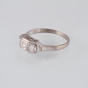 RING, 18K vitguld med 3 briljantslipade diamanter 0.16 ct, kattfotstämplad. Vikt 3,5 gram.