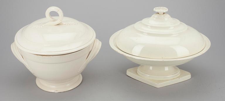 TERRIINEJÄ, 2 kpl, fajanssia, Wedgewood 1800-luvun alku sekä PAISTIVATI, fajanssia, Arabia n. 1900.