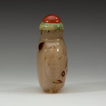 A carved chalcedony snuff bottle, Qing dynasty, 19th century.