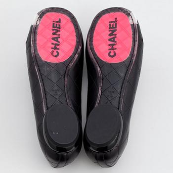 CHANEL, a pair of black leather ballet flats, size 36,5.