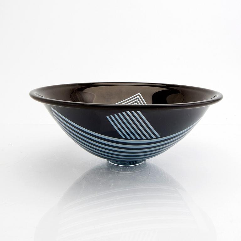 Klas Göran Tinbäck, a glass bowl signed and dated 1988.