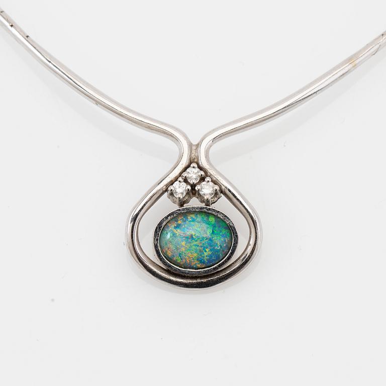 Collier, 18K vitguld med opal och briljantslipade diamanter.