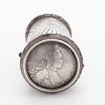Päivänvarjonkahva, hopeaa, granaatit ja upotettu ruplan raha, Antti Nevalainen, Fabergé, Pietari 1899-1907.