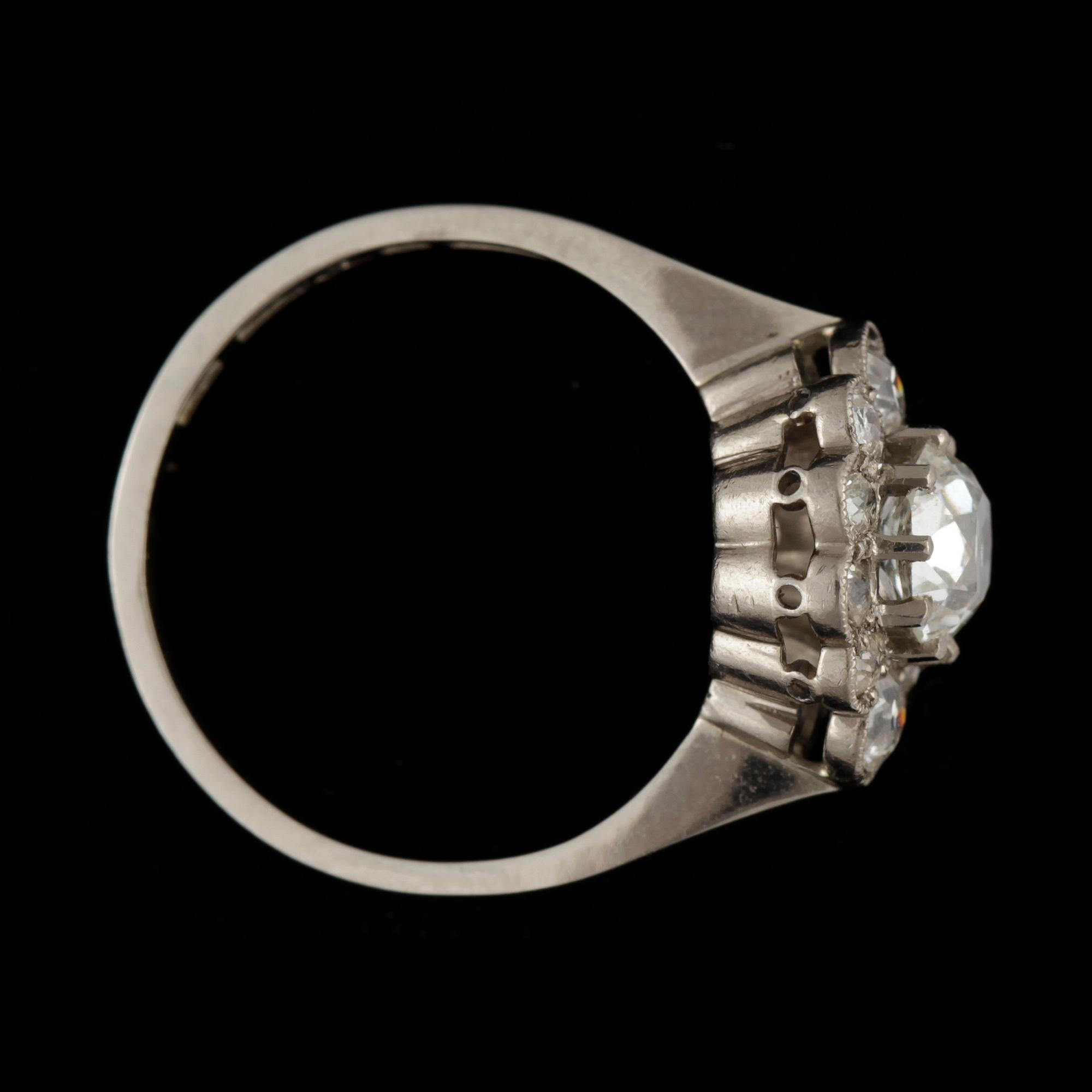 RING, 18k vitguld med en antikslipad diamant ca0,60ct samt gammalslipade diamanter tot ca0,30ct,  Vikt 2,8g.