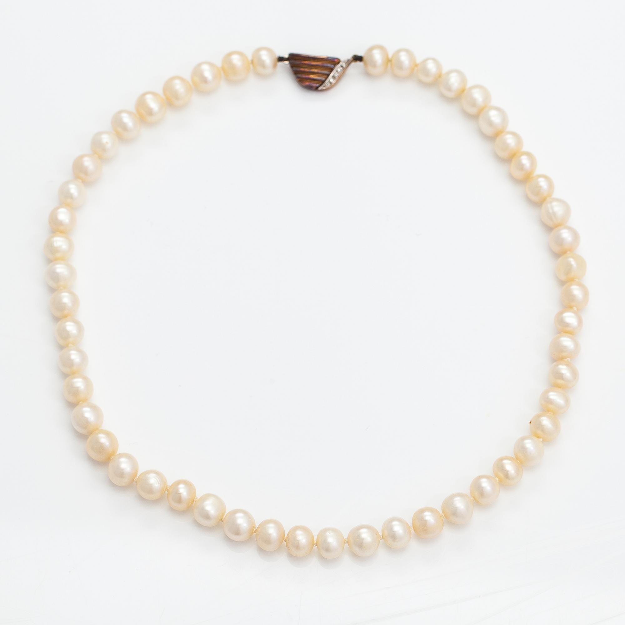 A pearl collier with cultured pearls, 14K gold clasp with ca. 0.045 ct of diamonds.