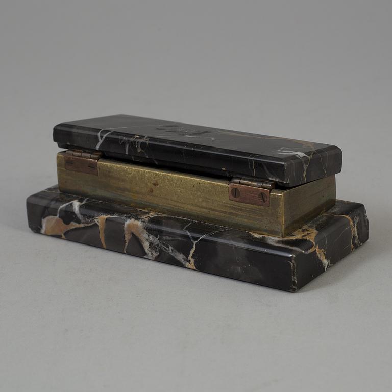 A 20th century marble mantle clock and lidded box.