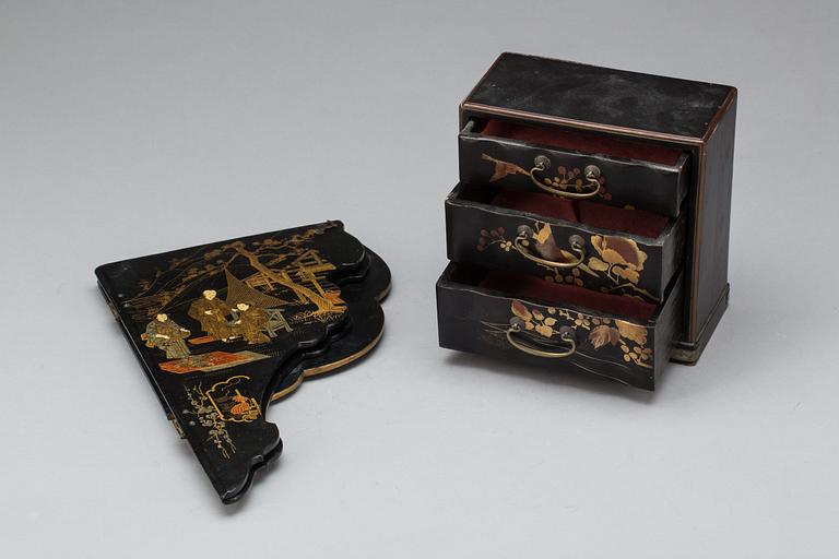KONSOL samt MINIATYRBYRÅ, lackarbete, Kina. 1900-talets  första hälft.