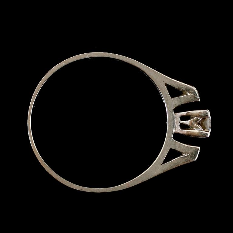 RING, 18 k vitguld, med en större och 4 mindre briljanter, 0.14 ct enligt gravyr. Total vikt ca 3 gram.