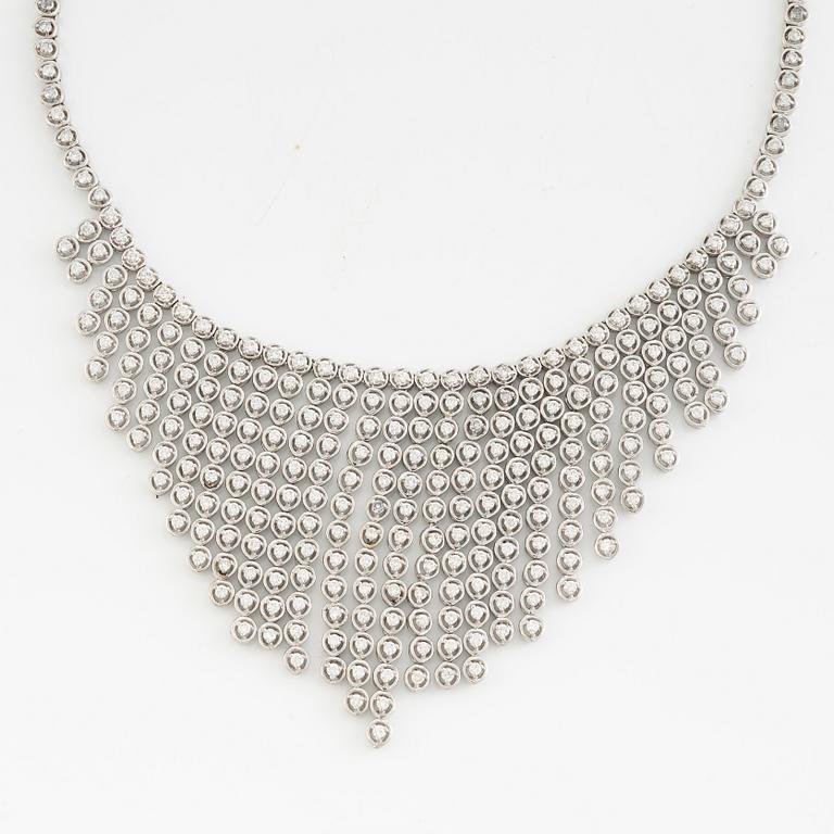 Collier 18K vitguld med briljantslipade diamanter.
