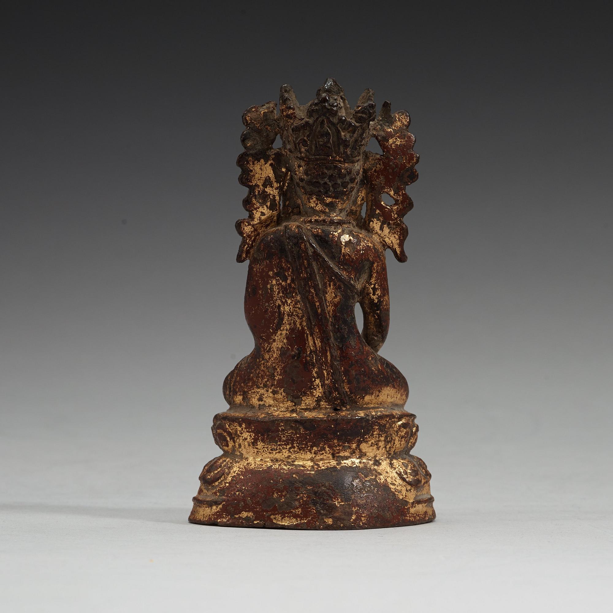 BODHISATTVA, förgylld och lackerad brons. Troligen södra Kina, Mingdynastin.
