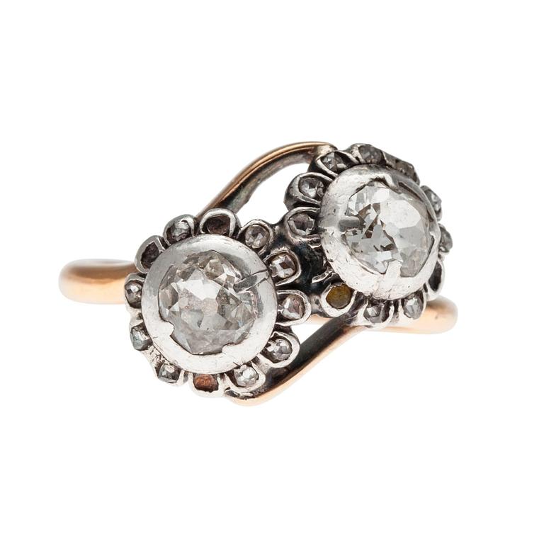 A RING, 18K gold, 2 old cut diamonds c. 1.6 ct. Tinted/si. Sweden 1948. Size 17,5. Weight 5,3 g.