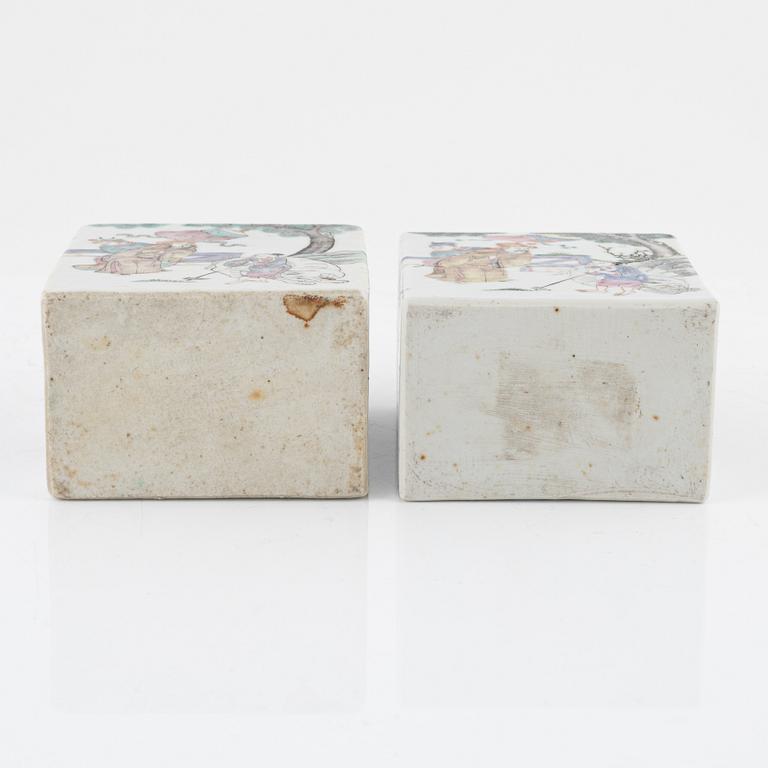 Tedosor, ett par, porslin, Kina, sen Qingdynasti, omkring år 1900.