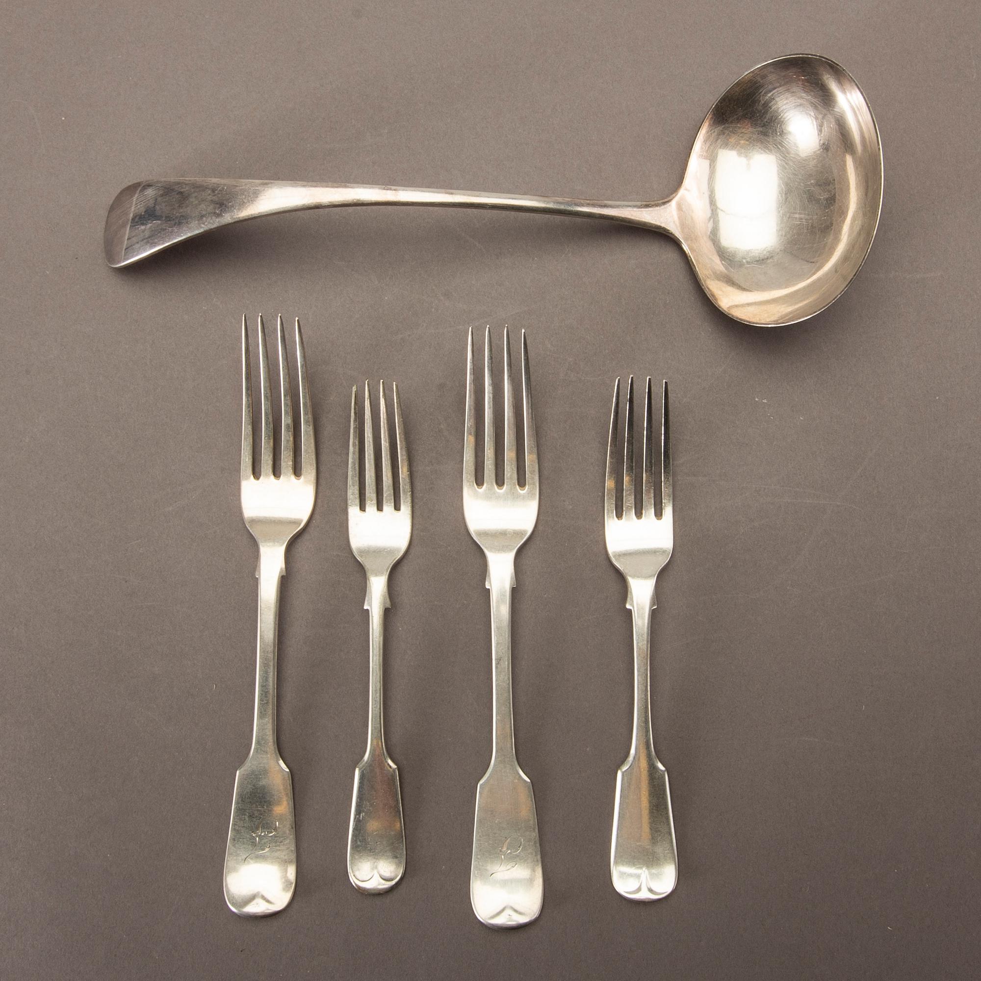 An English 20th century 21 pcs of silver cutlery, different makers, total weight ca 1120 gram.