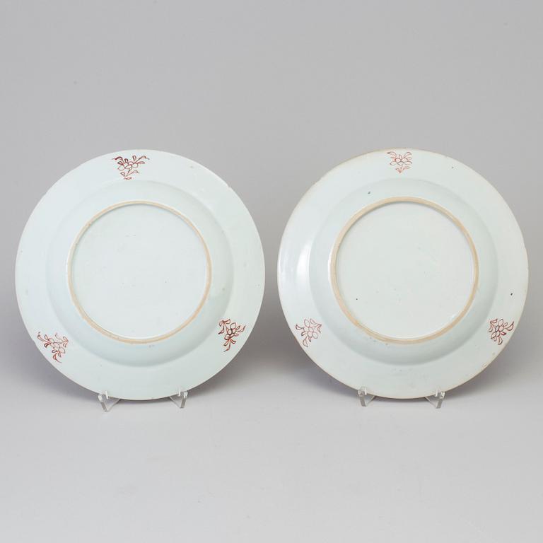 TALLRIKAR, ett par, kompaniporslin. Qingdynastin, Qianlong (1736-95).
