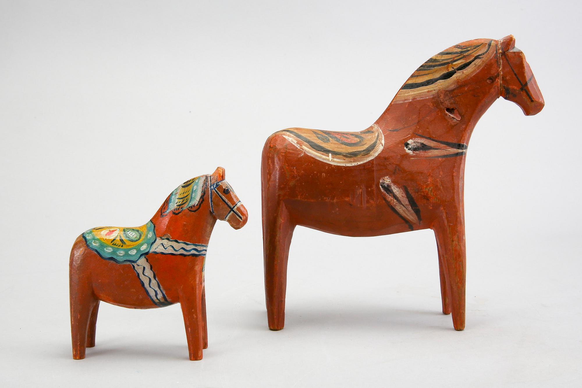 Dalahästar, 2 st, Troligen Nisser-gården Vattnäs, bär påskrift och årtal 1901 samt 1925.