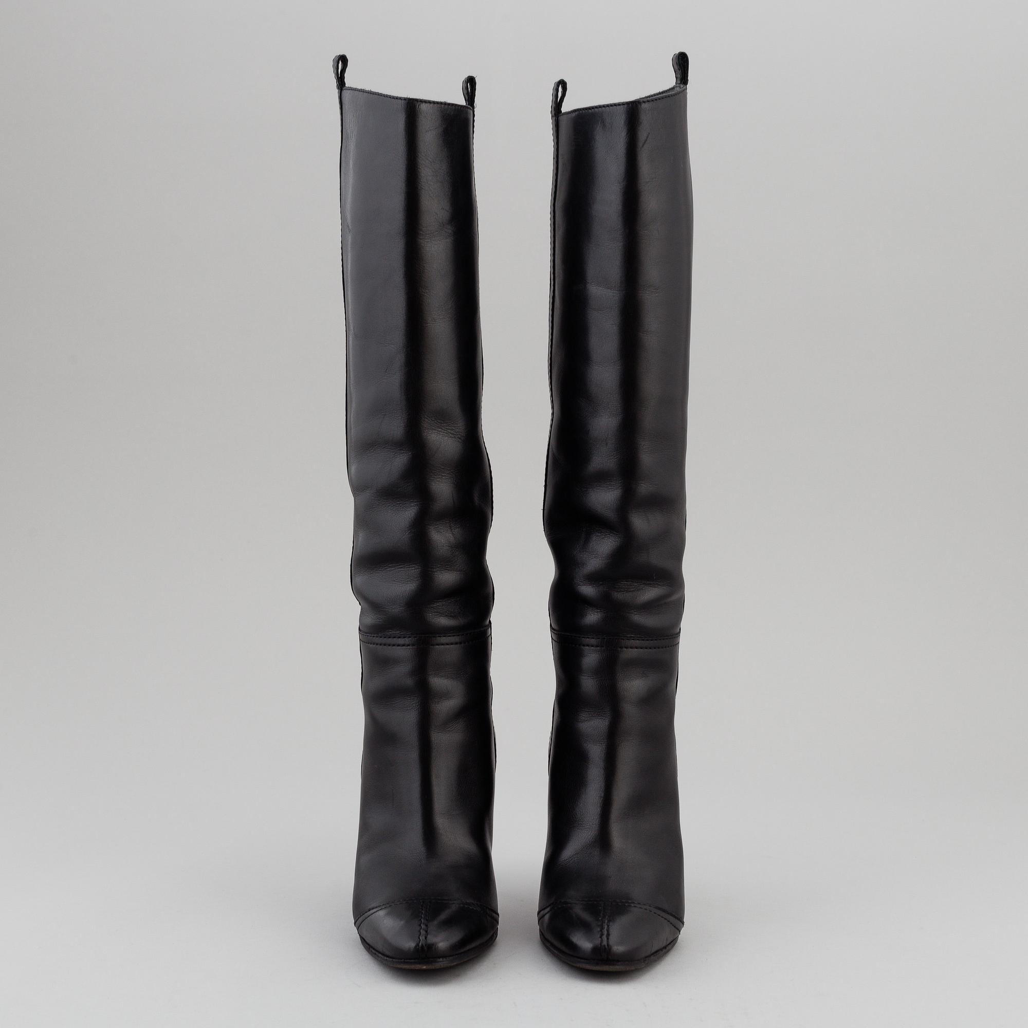 CHANEL, a pair of black leather boots, size 35,5.