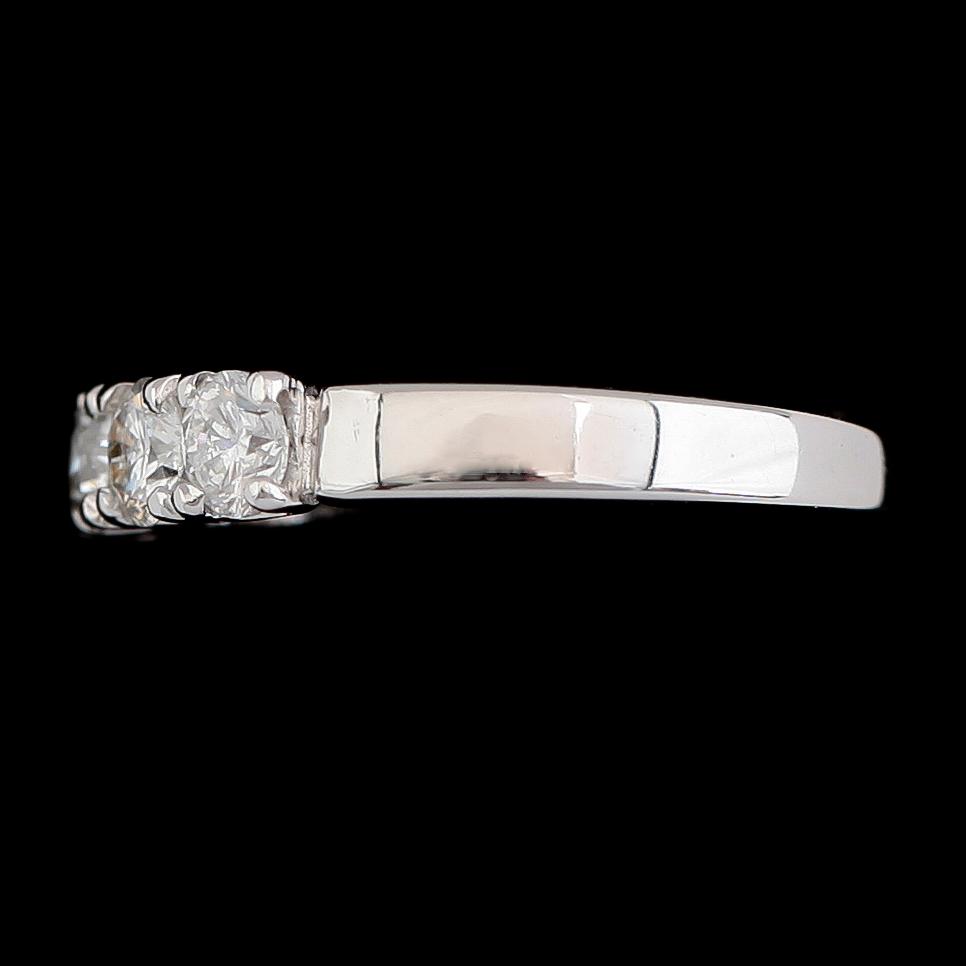 RING, 18K vitguld 5 briljantslipade diamanter tot ca 1.07 ct.