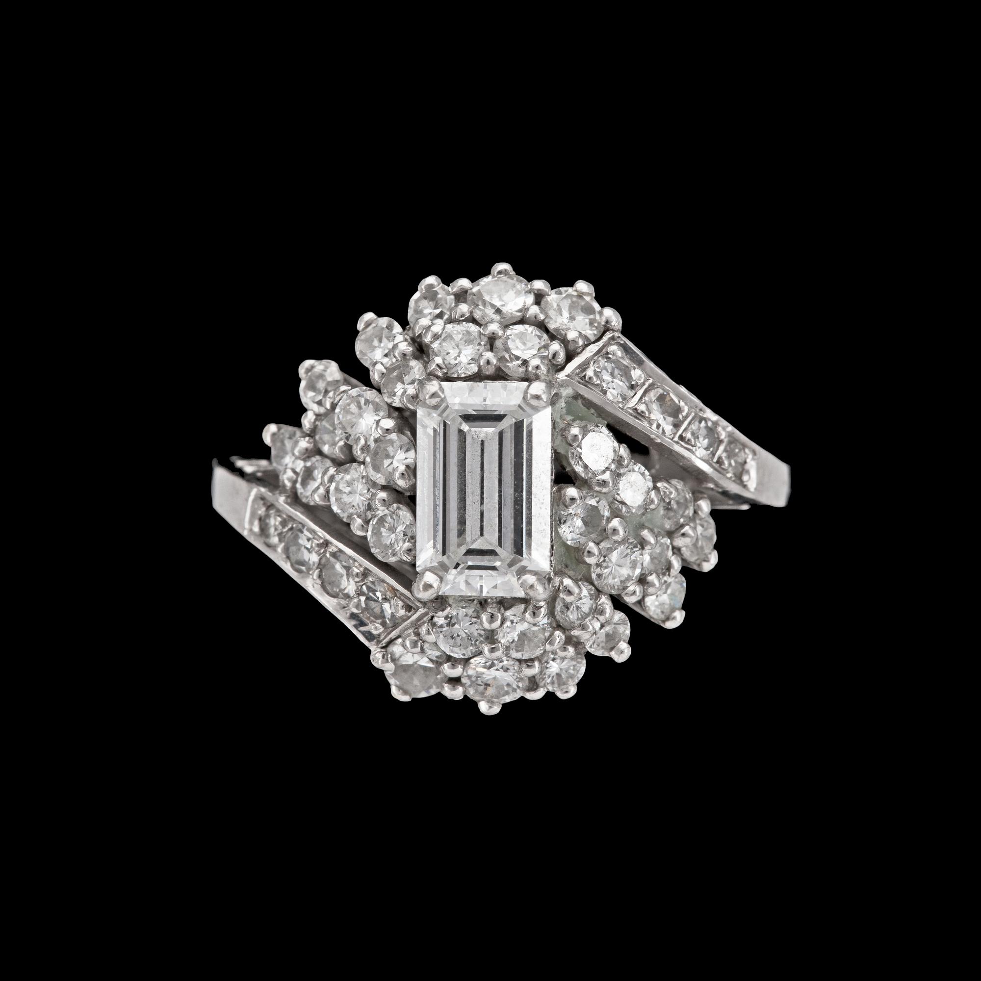 RING, smaragdslipad diamant, ca 1 ct samt små briljantslipade diamanter, tot. ca 1 ct.