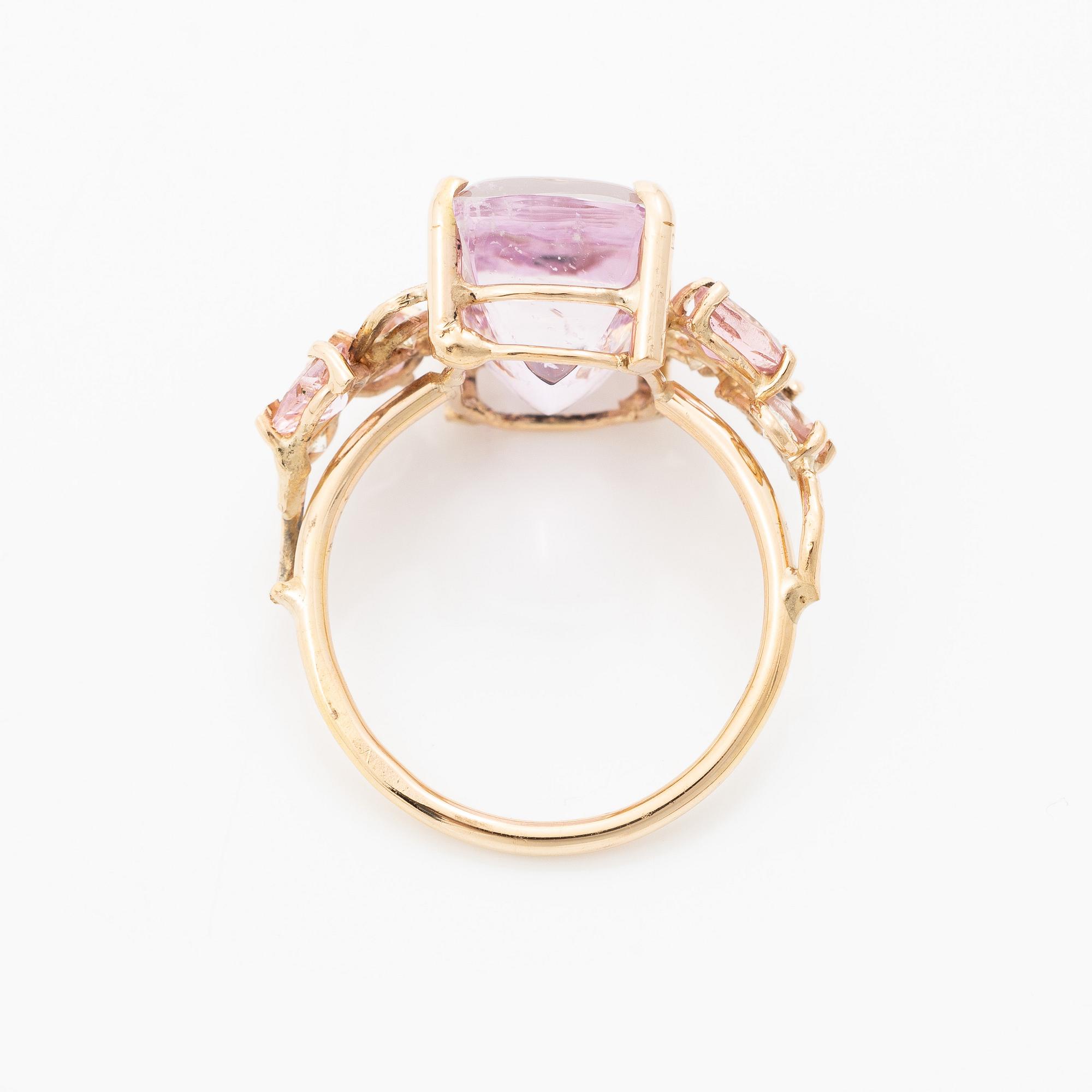 Ring, Mandelstam, 18K gold with an approx. 11.72 ct kunzite, brilliant-cut diamonds and pear-shaped tourmalines.