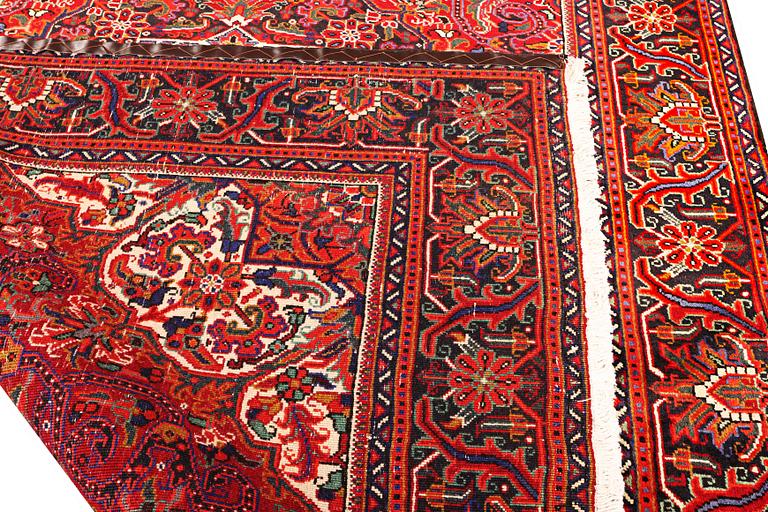 A Heris carpet, a. 295 x 207 cm.
