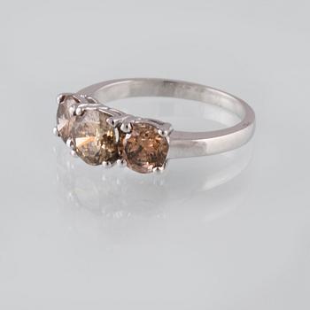 RING, 18K vitguld med 3 briljantslipade diamanter ca 2.41 ct. Vikt 4,7 gram.