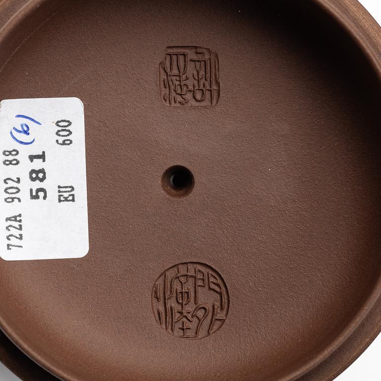 A group of three Chinese yixing teapots, 1980s.