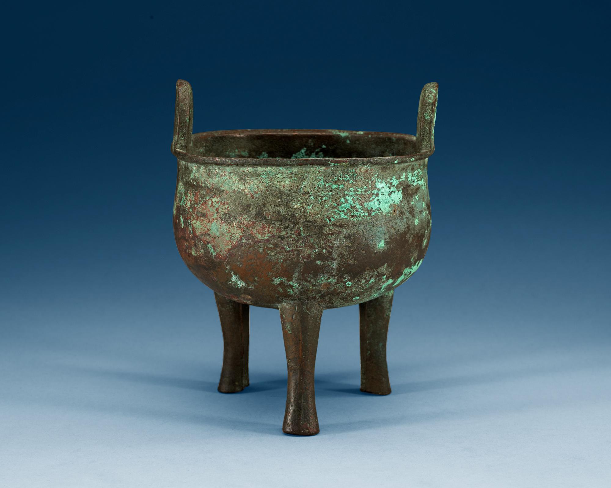 A archaistic bronze tripod (ding), presumably Ming dynasty or older.