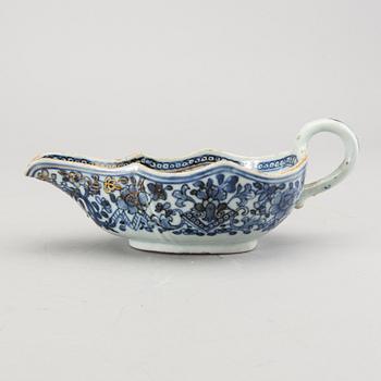 A Chinese Qianlong porcelain sauce boat.