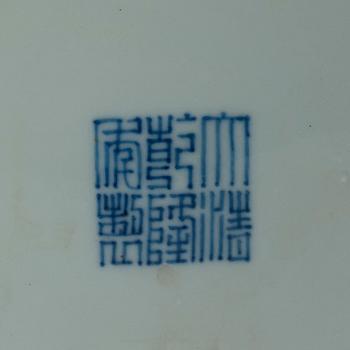 SKÅLFAT, två stycken, porslin. Qing dynastin (1644-1912) med Qianlongs märke.