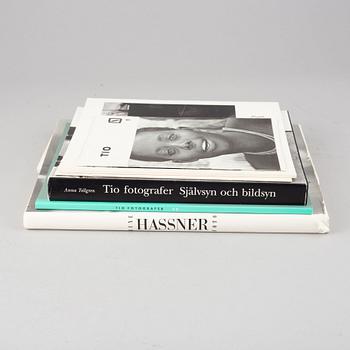 Tiofoto, 2 böcker samt 4 kataloger, några med dedikation.
