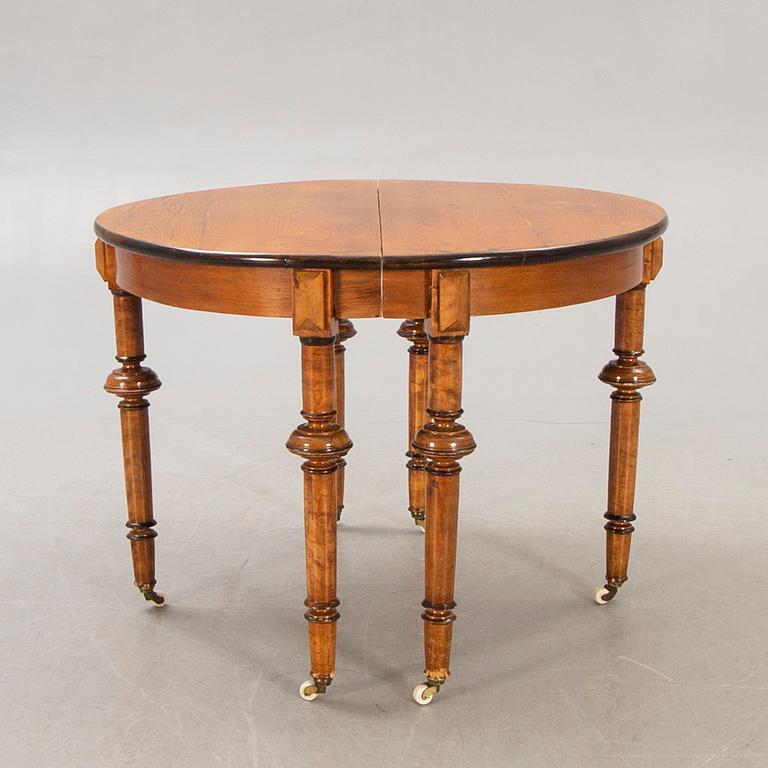 A Neo Renaissance dining table around 1900.