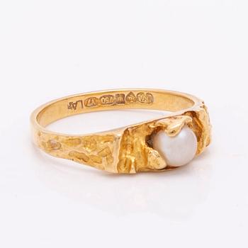 Lapponia ring 18K gold with 1 cultured pearl approx 4 mm, Finland 1976.