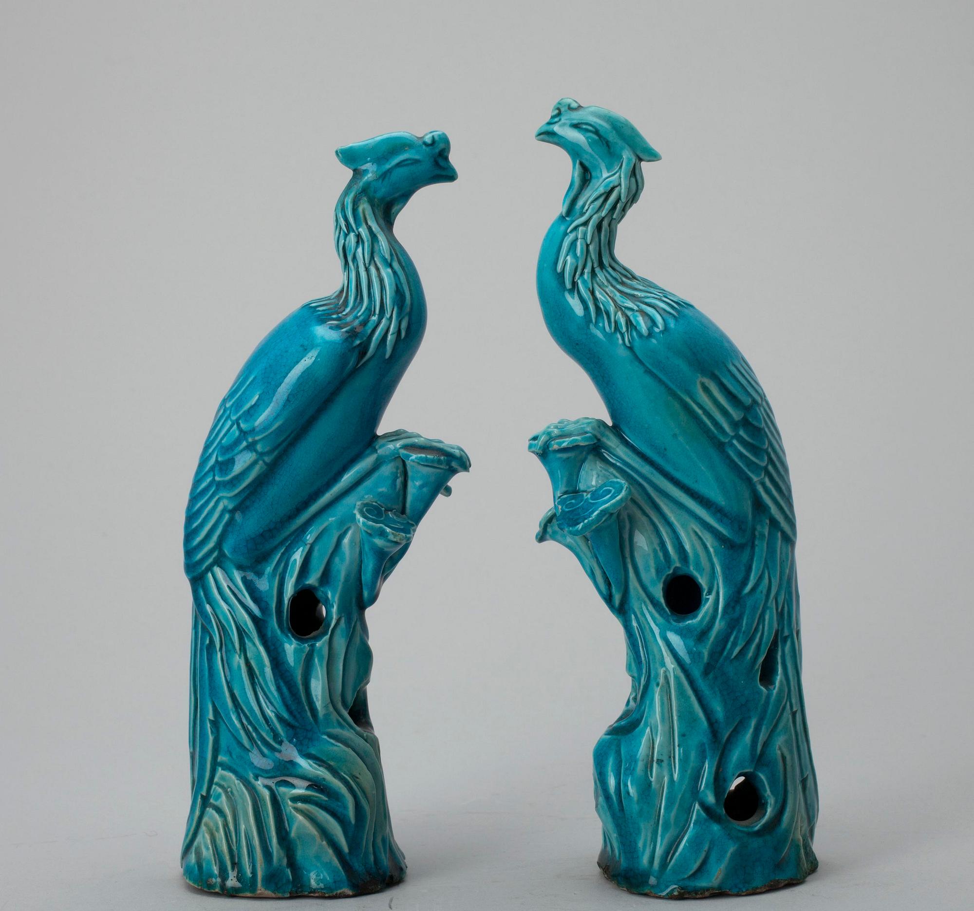 FIGURINER, ett par, lergods, Kina, Qingdynastin, sekelskiftet 1800/1900-tal.