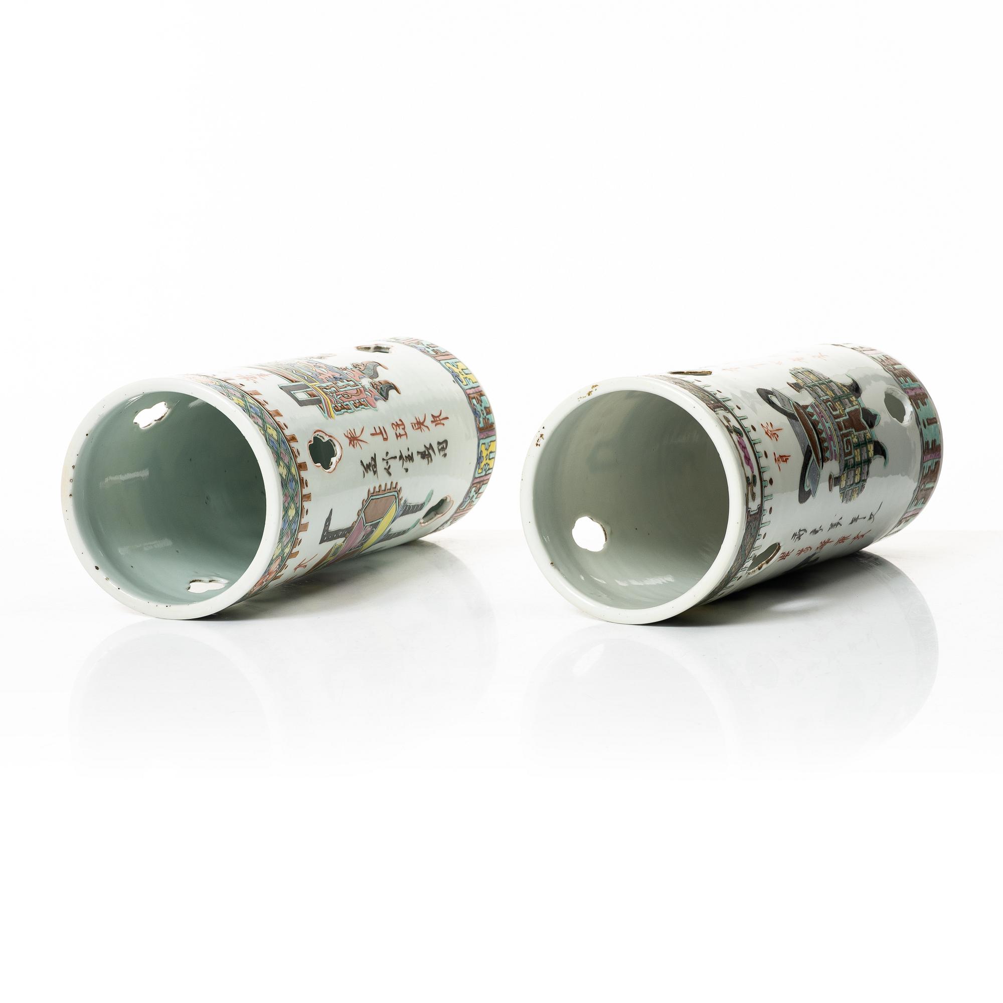 Vaser/Perukstockar, 2 st, porslin, Kina, 1900-tal.