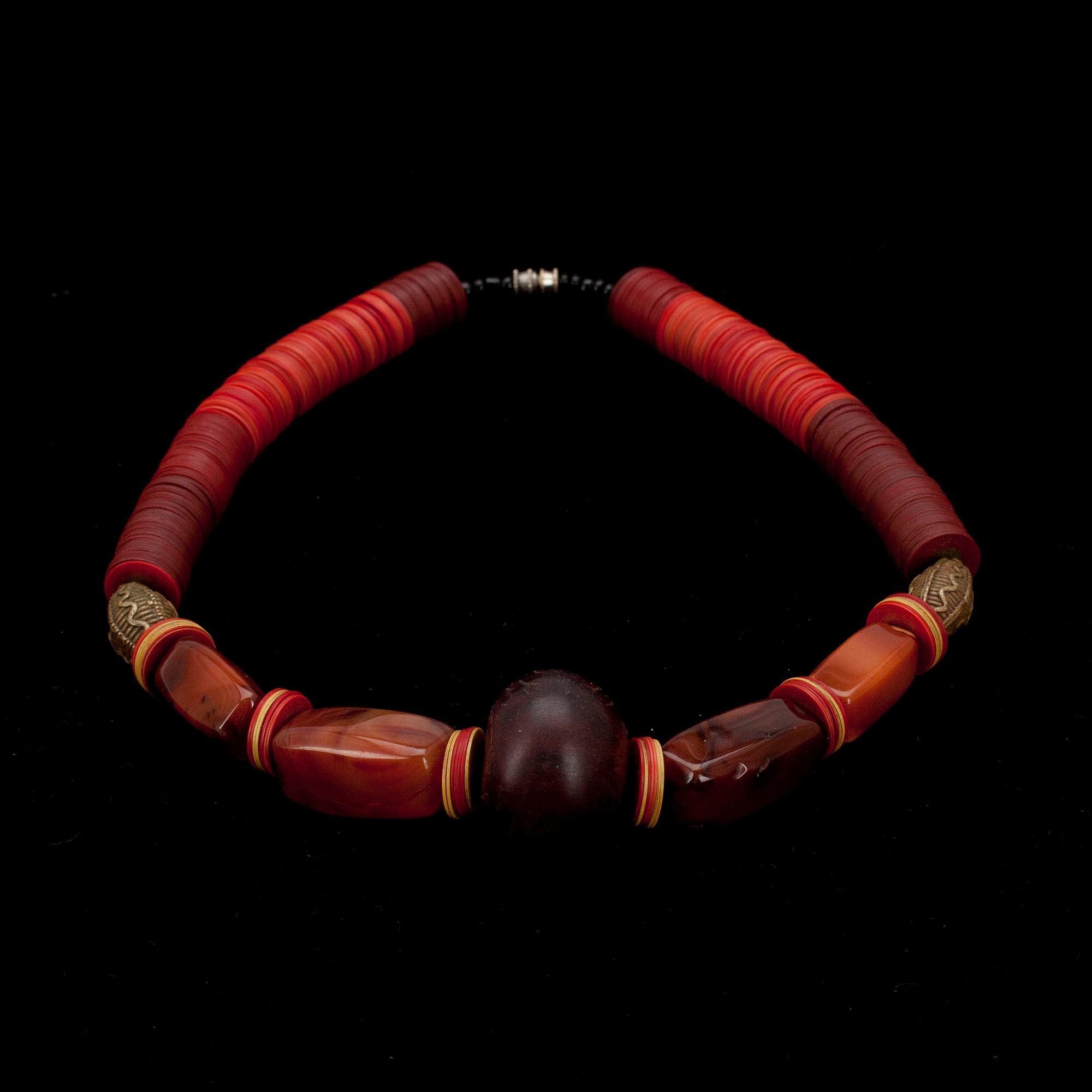 HALSBAND, röda stenar och skivor, mässingsdekor. Nyproduktion.