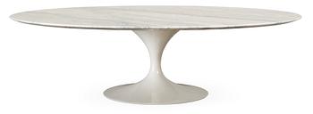 523. An Eero Saarinen 'Tulip' marble top sofa table by Knoll International.